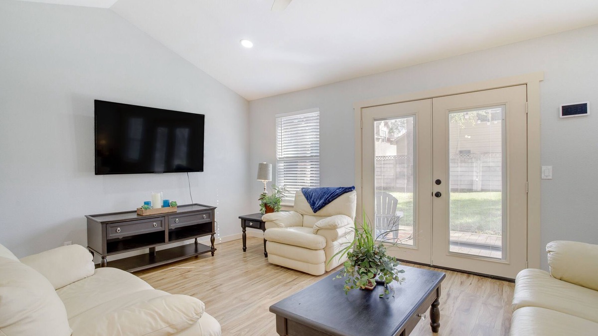 Conroe House | Dog-Friendly Home in The Woodlands w/Fenced Yard!