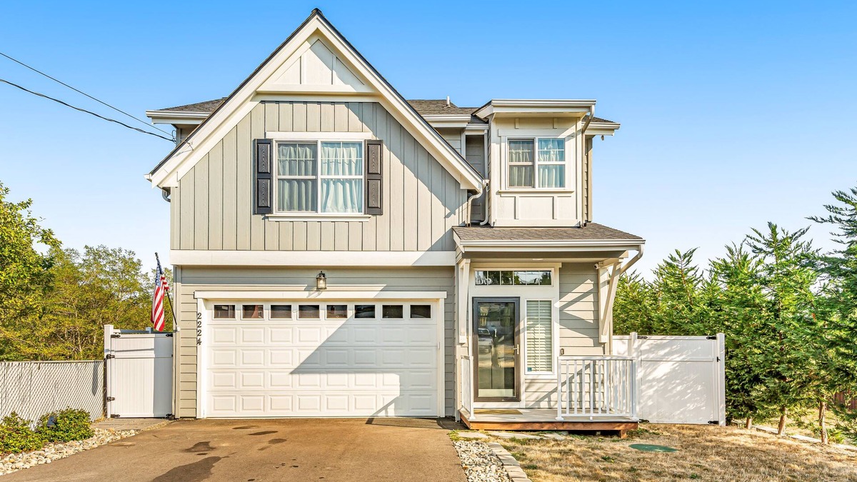 Bremerton House | Dog-friendly home near ferry with hot tub, fenced yard, patio & fireplace