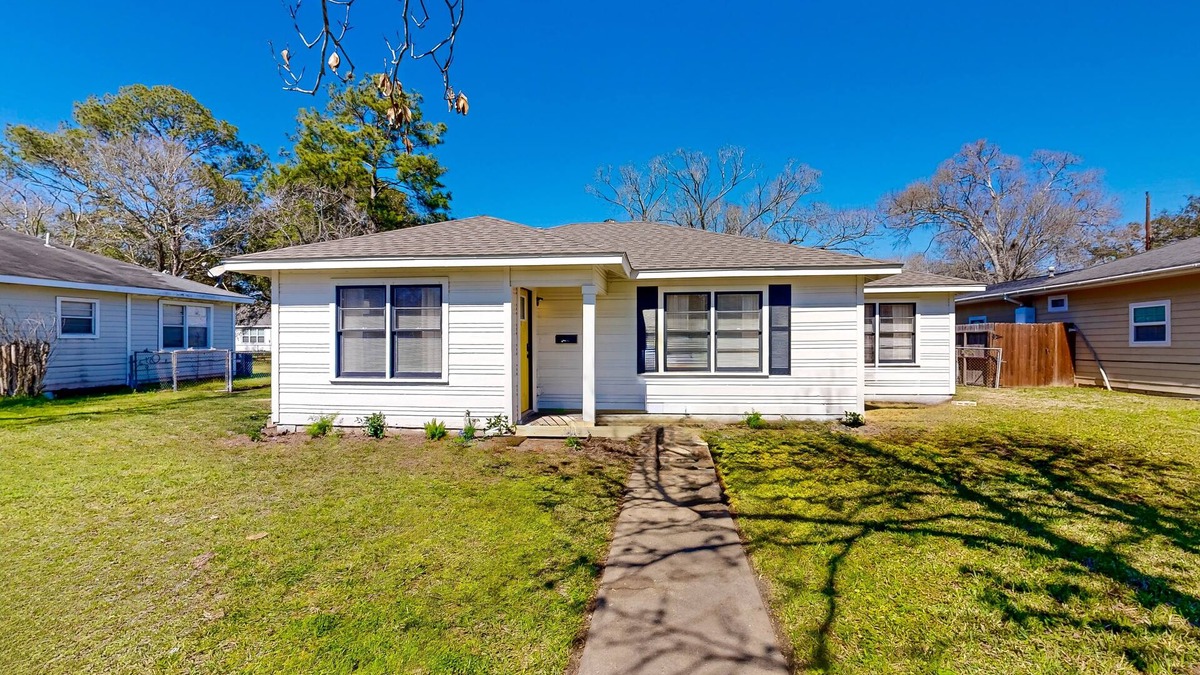 Bay City House | Dog-friendly home near downtown Bay City with streaming, washer/dryer, & AC