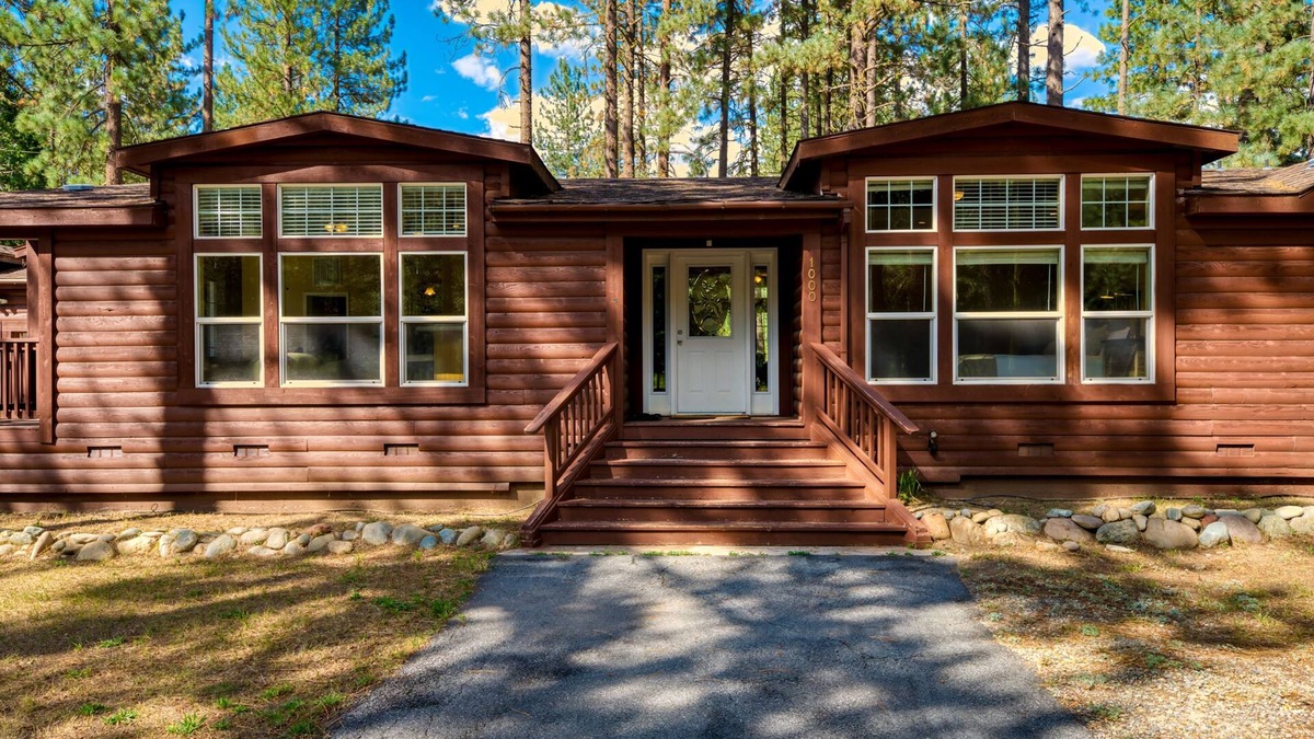 Sloat House | Dog-friendly home on 200 acres with great deck, fishing ponds & river access
