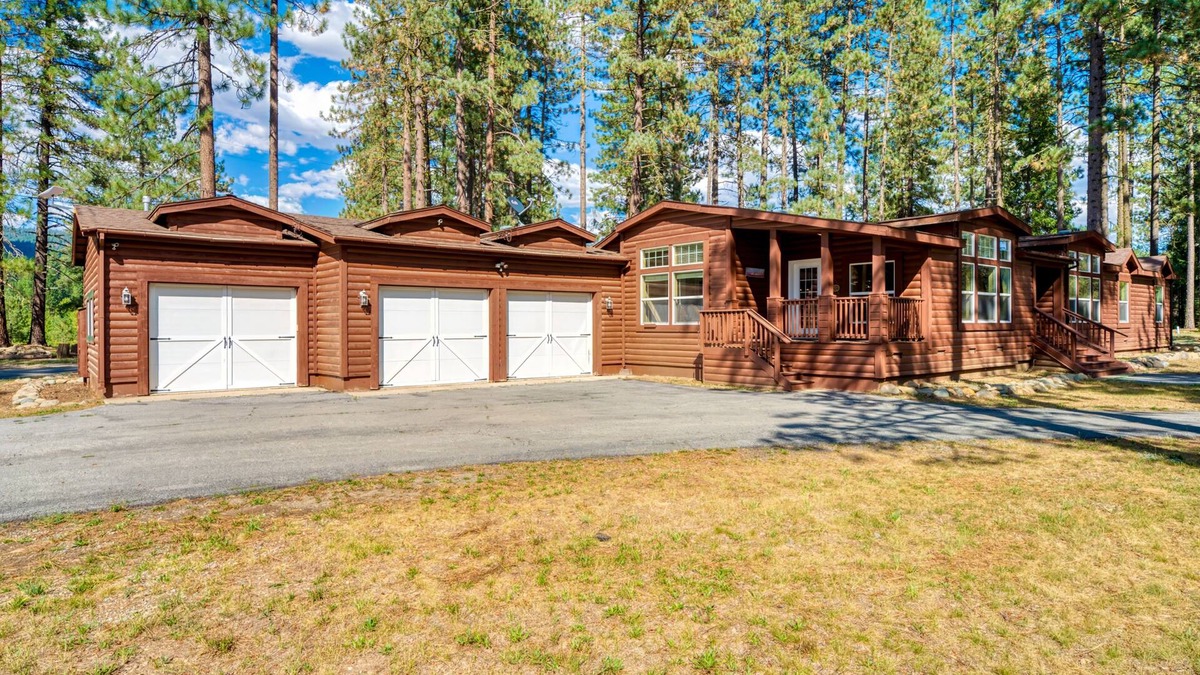 Sloat House | Dog-friendly home on 200 acres with great deck, fishing ponds & river access