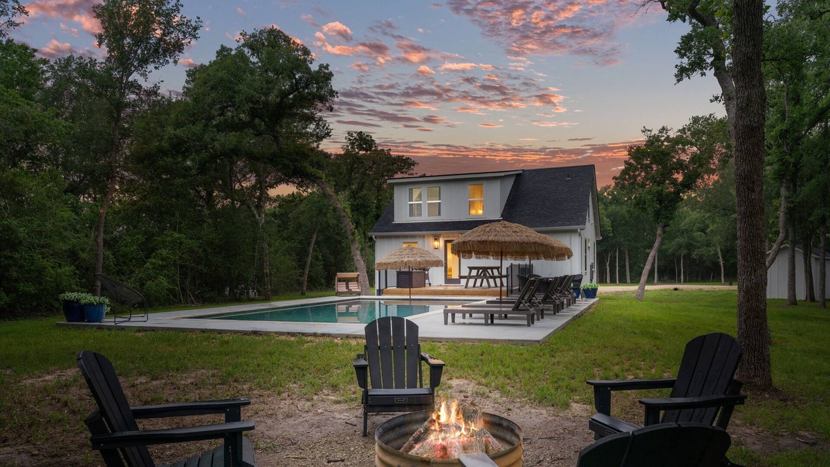 Flatonia House | Dog-friendly home on an acreage with pool, firepit