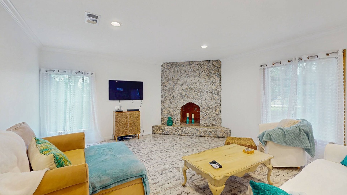 Port Bolivar House | Dog-Friendly home with spacious living and dining room, close to the beach