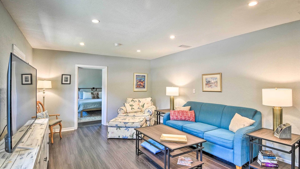 Harbor Oaks Bay Shore House | Dog-Friendly Home w/Gas Grill - Walk to Rose Bay!