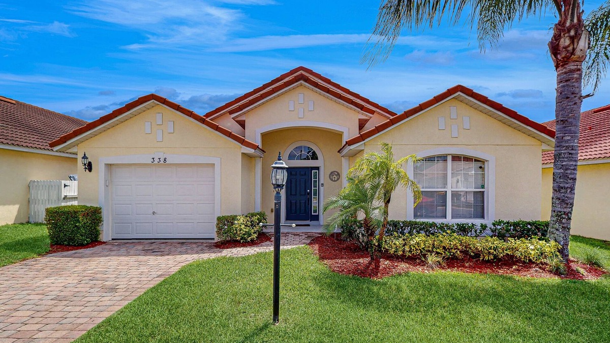 Lake Wilson Preserve House | Dog-friendly home with private pool, central AC, W/D & grill