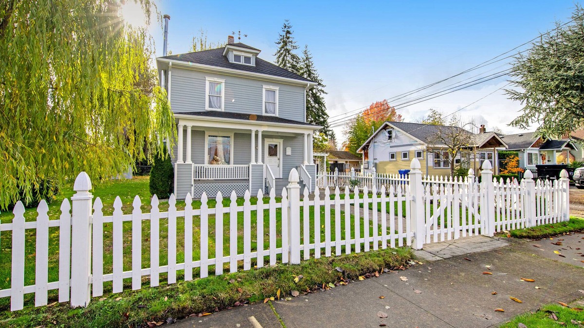 South End House | Dog-friendly home with fast WiFi, washer/dryer, and wood fireplace