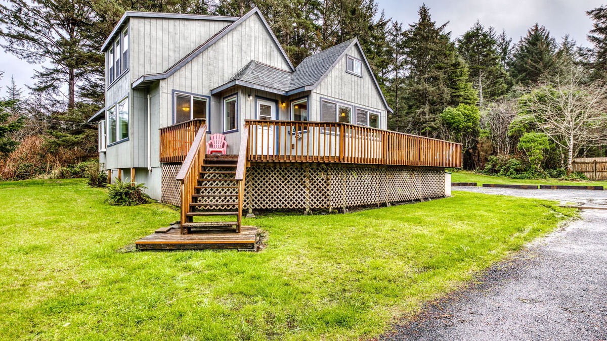 Coos Bay House | Dog-Friendly Home with Wood-Burning Fireplace and Ocean Views - Near the beach
