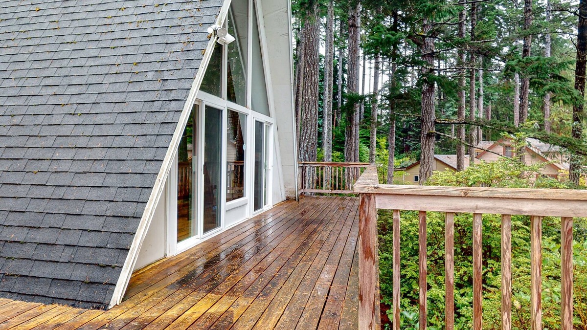 Dunes City House | Dog-Friendly Home with Expansive Deck with Hot Tub and Dock on Woahink Lake