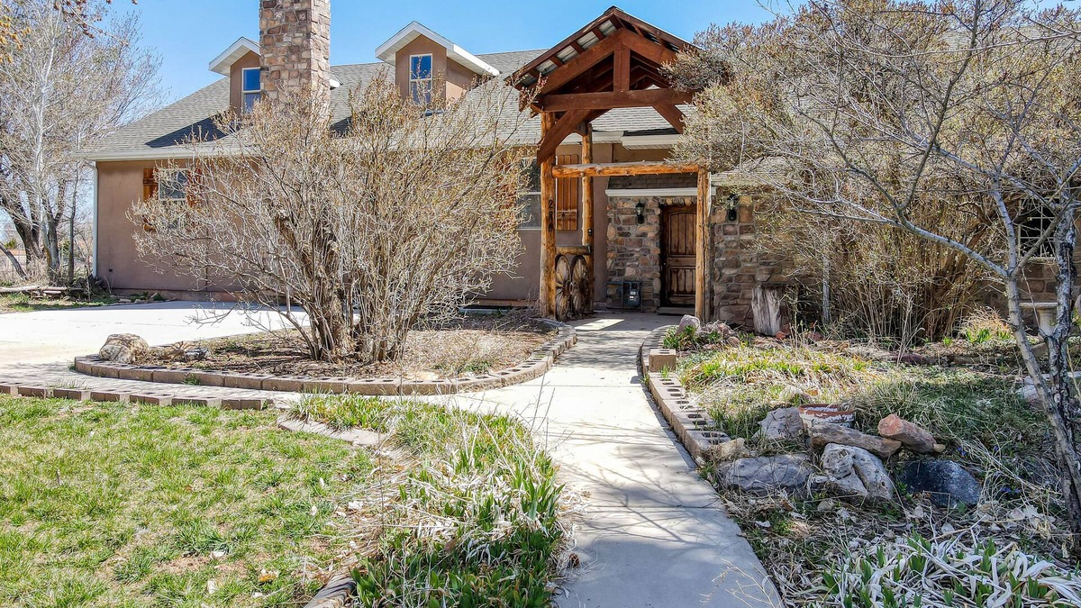 Parowan House | Dog-friendly home with deck, fireplace & wood stove, pool table, & washer/dryer