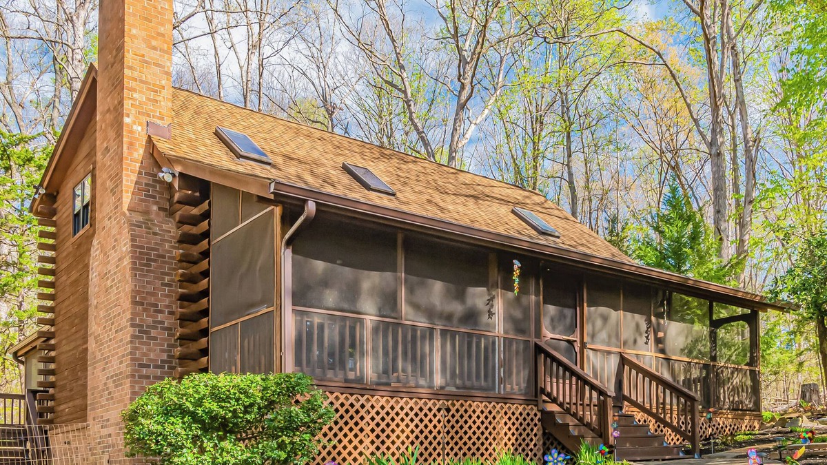 Mineral Cabin | Dog Friendly Hot Tub Firepit King Bed Grill AC