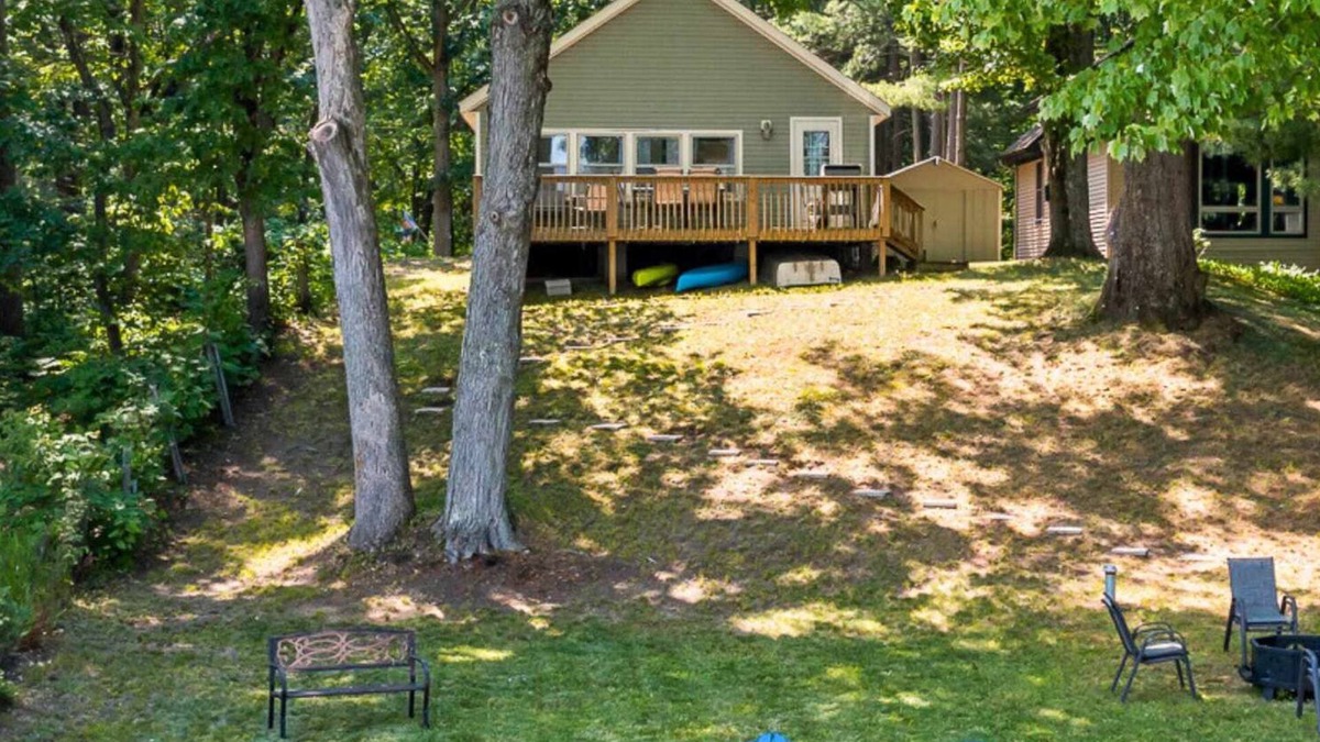 Pullman House | Dog-Friendly Idyllic Lakefront Home