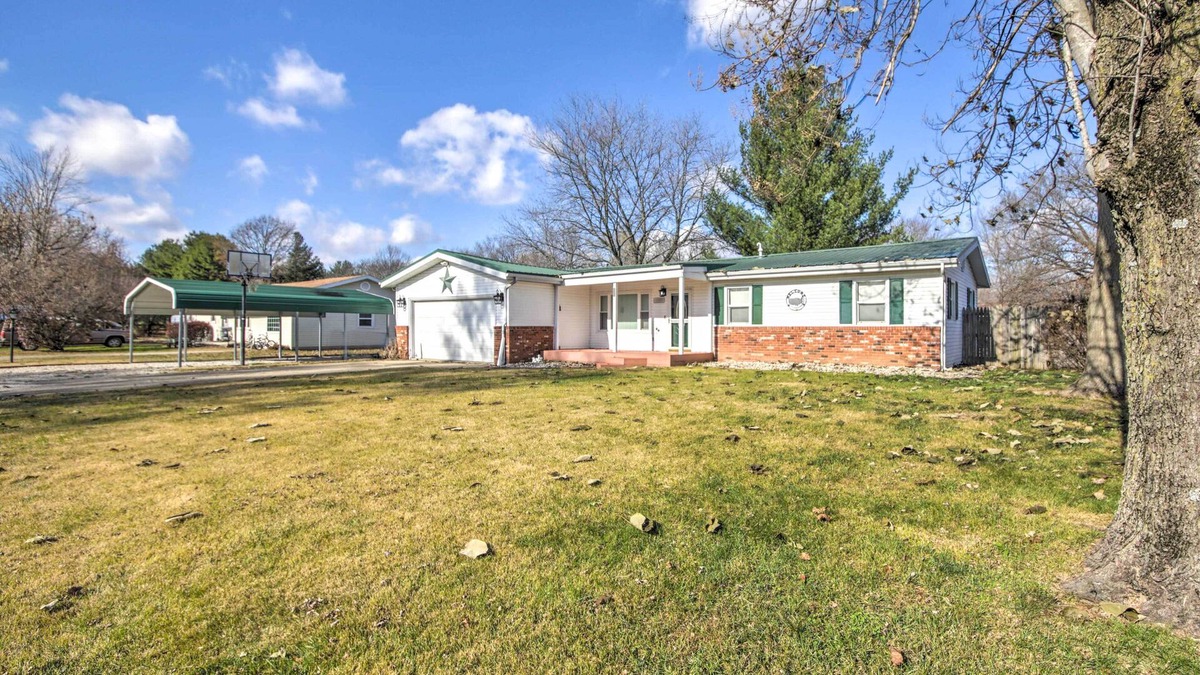 Palestine Cottage | Dog-friendly Illinois Home w/ Private Yard!