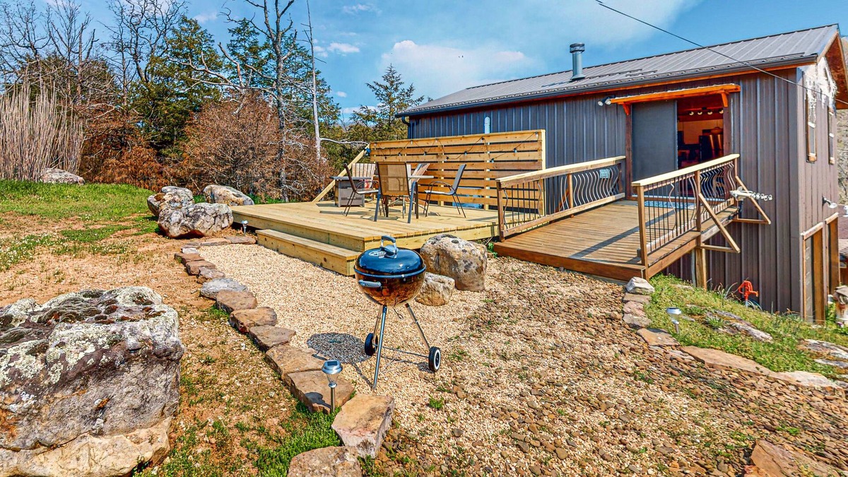 Eureka Springs Apartment | Dog-friendly lakefront studio with a full kitchen, TV, yard, water views