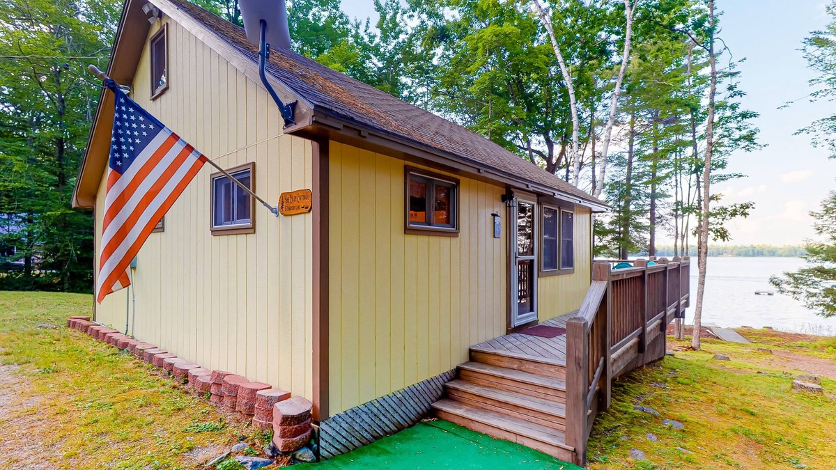 Eddington Cabin | Dog-friendly lakefront cottage with firepit, grill, partial AC, bar, loft & TV