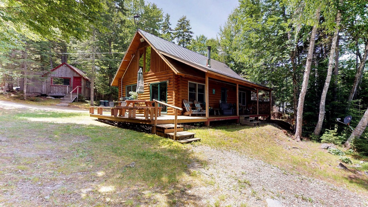 Rockwood Cabin | Dog-Friendly Lakefront Log Cabin with Peaceful Atmosphere, Dock & Boat Launch
