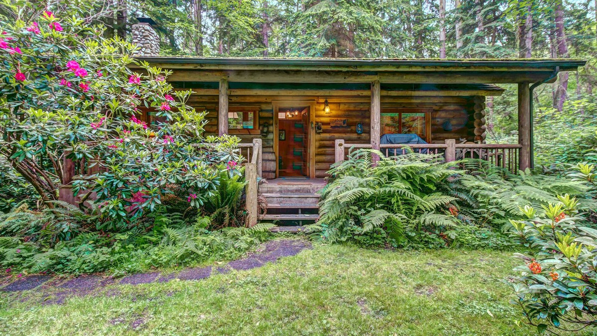 Greenbank Cabin | Dog-Friendly Log Cabin Surrounded by Gorgeous Woodlands with Nearby Lake