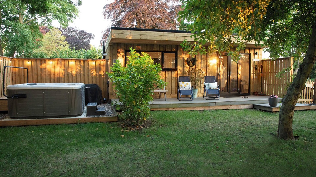 Toppesfield Cabin | Dog-Friendly Luxury Lodge: Retreat from City to Country Bliss with Hot Tub