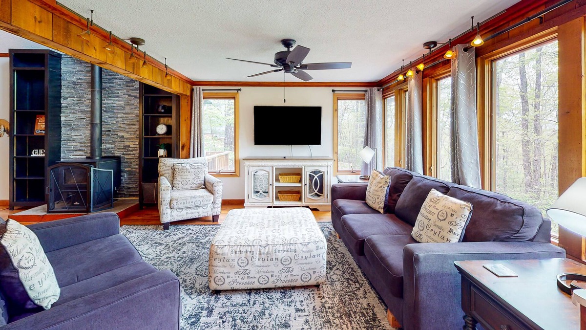 Walnut Mountain Cabin | Dog-friendly mountain view home with, game room, decks, & pool access