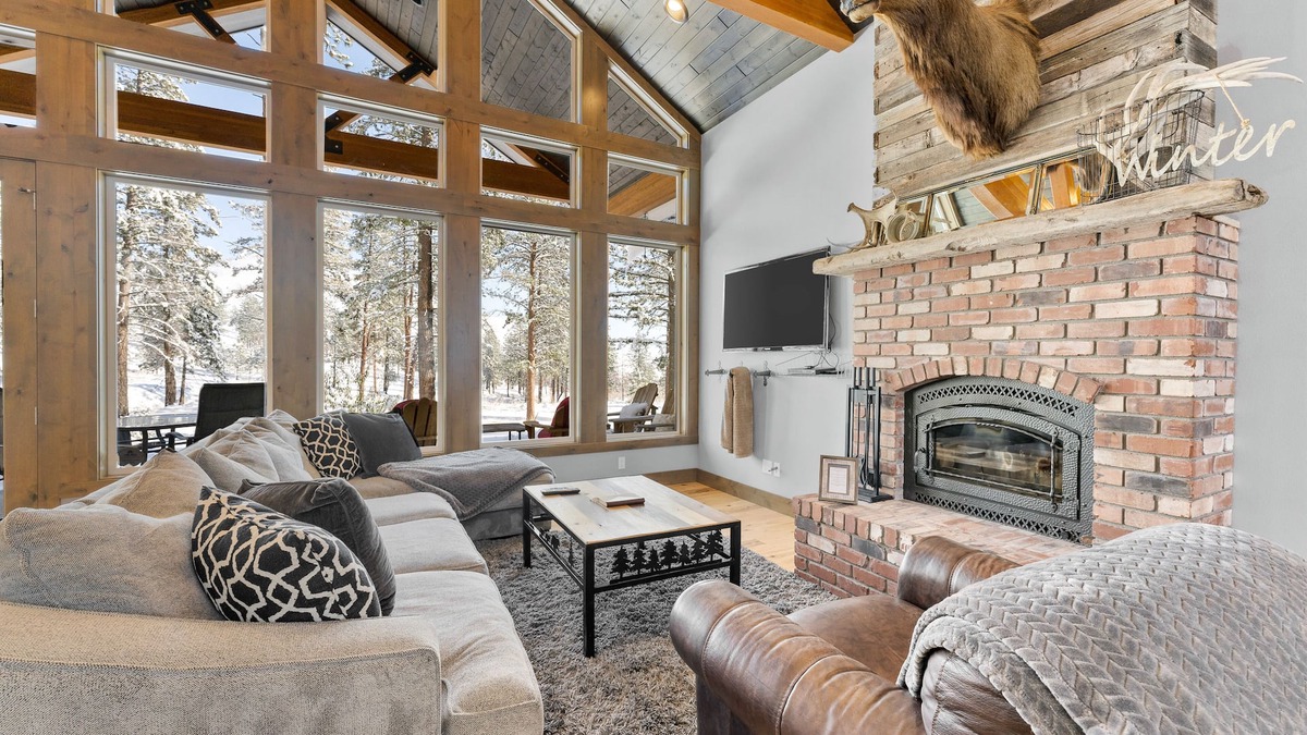 Pateros House | Dog-friendly mountain view home with wood fireplace, washer/dryer, & patio