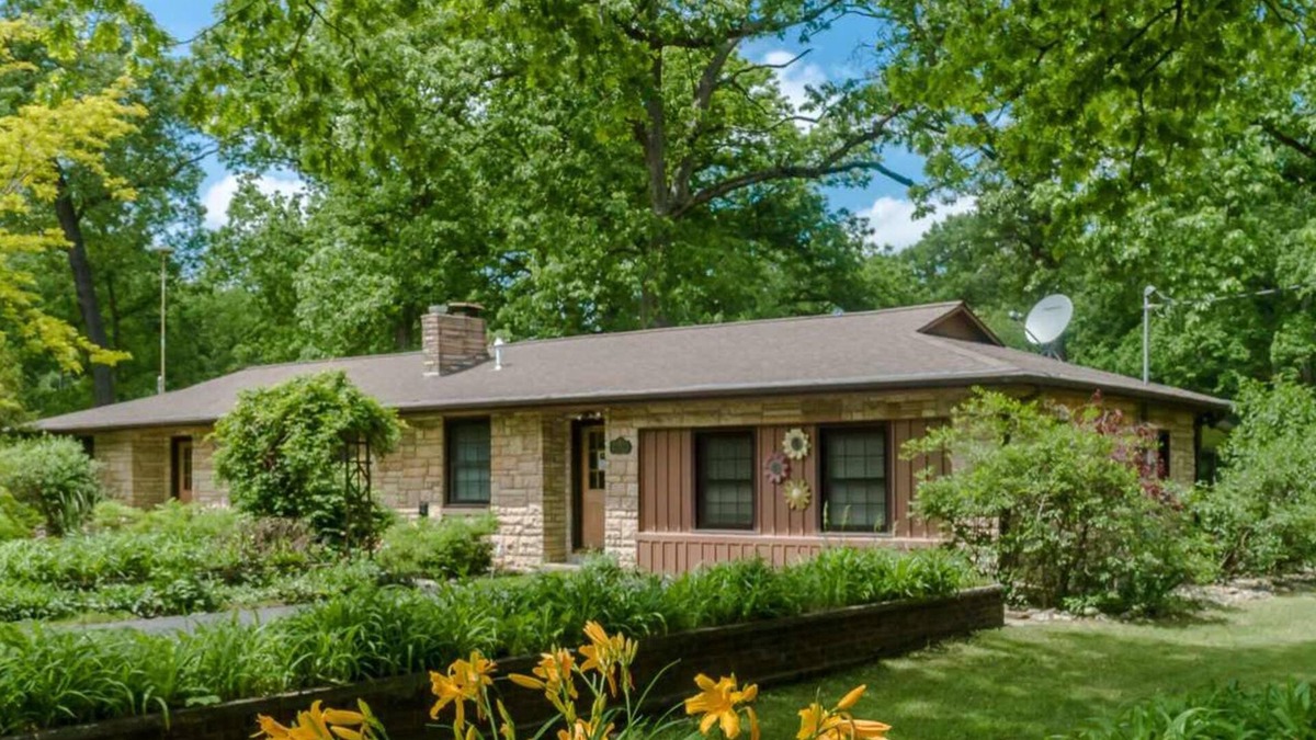 Kendall House | Dog-Friendly Nature Escape with Hot Tub & Fire Pit