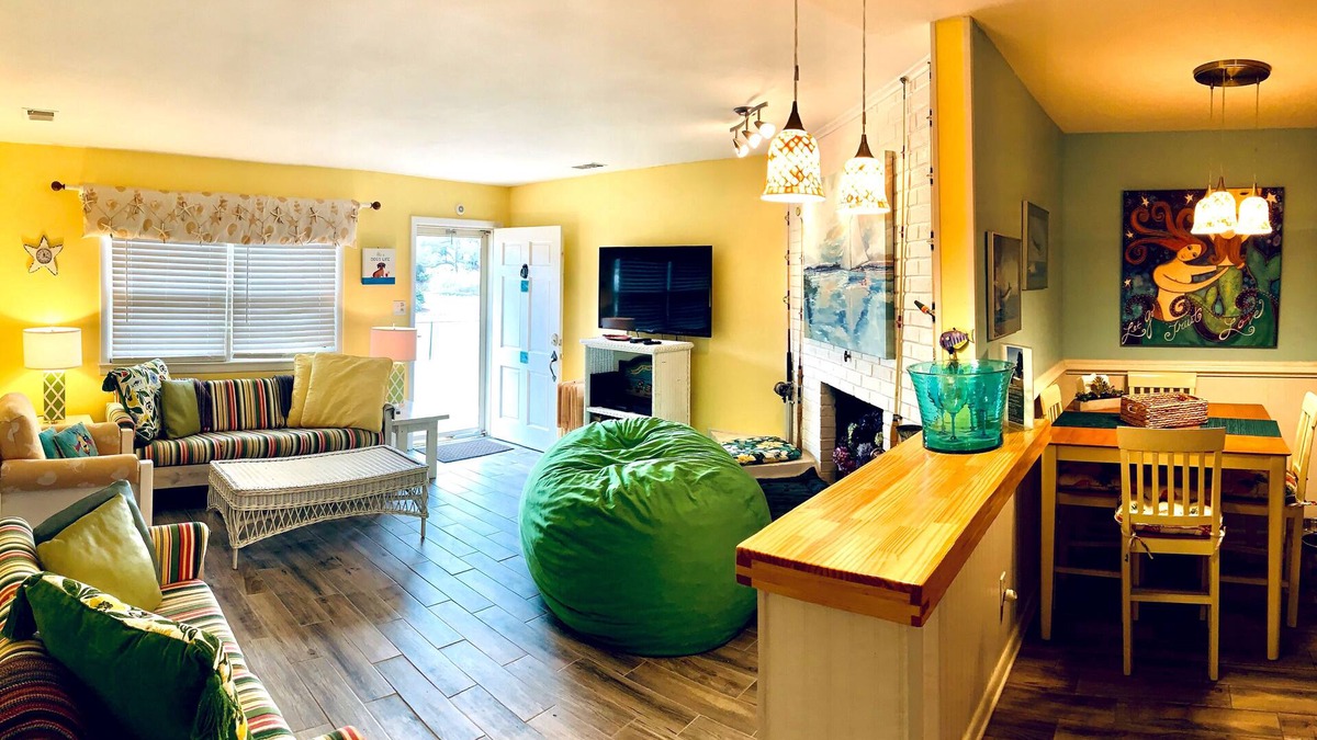 Northeast Virginia Beach Condo | Dog-Friendly North End Cottage - Oceanside of Atlantic - completely fenced in
