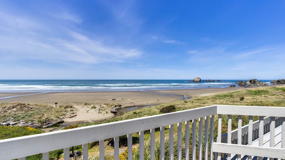 Bandon House | Dog-friendly, oceanfront home w/beach access, and large deck-EV charger