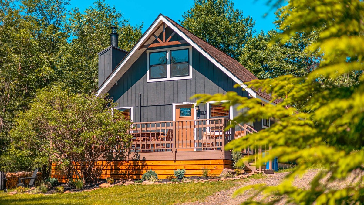 Long Pond Ski Chalet | Dog Friendly Poconos Chalet with Fireplace. Close to Lakes, skiing & Kalahari