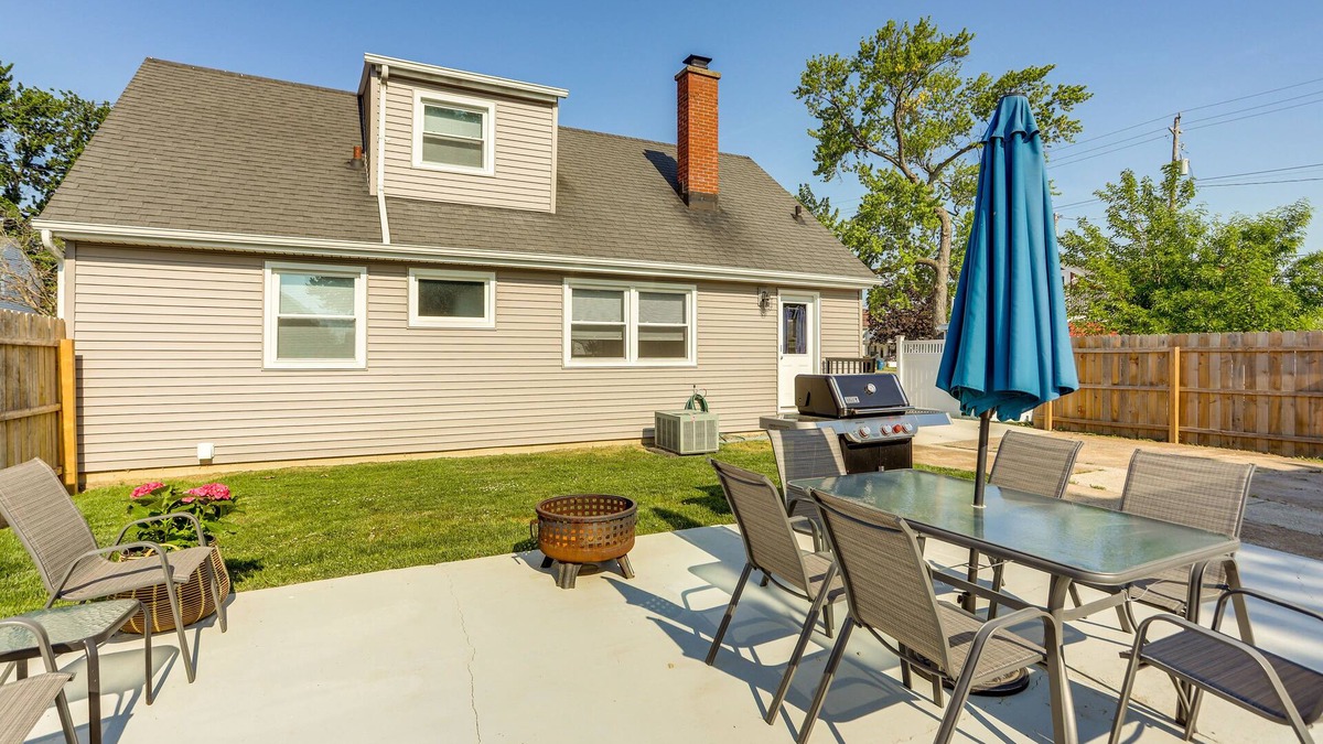 Port Clinton House | Dog-Friendly Port Clinton Home: Walk to Lake Erie!