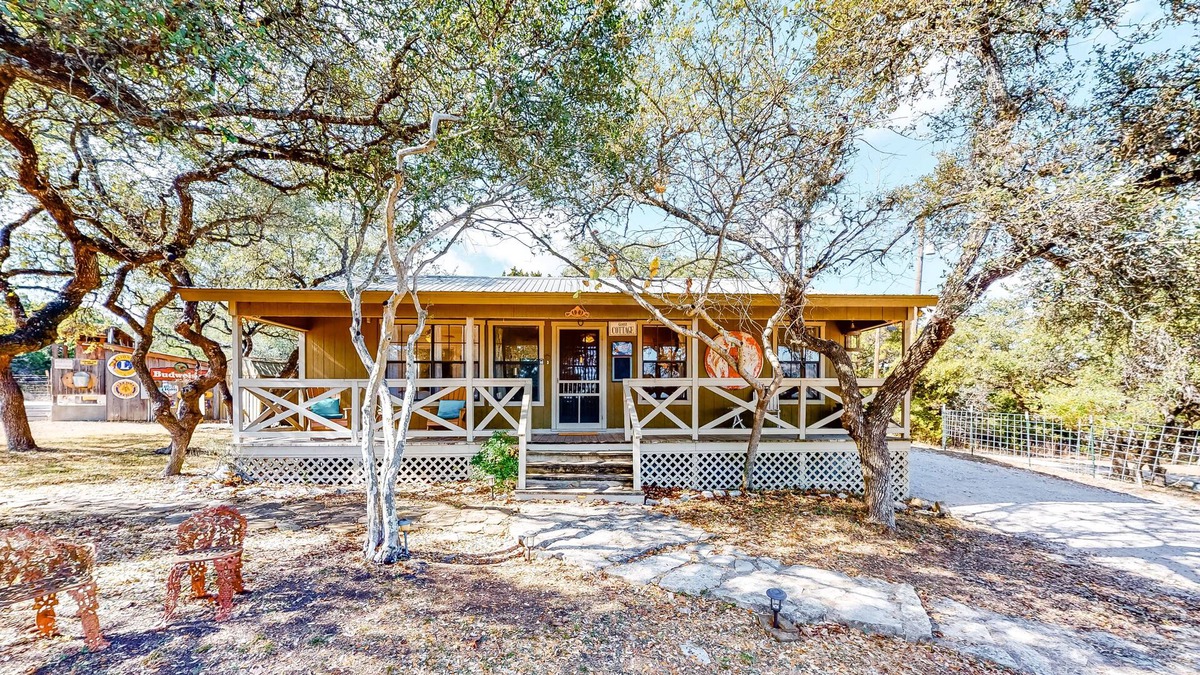 Dripping Springs Cottage | Dog-Friendly Property with Shared Pool, Hot Tubs & Outdoor Shower