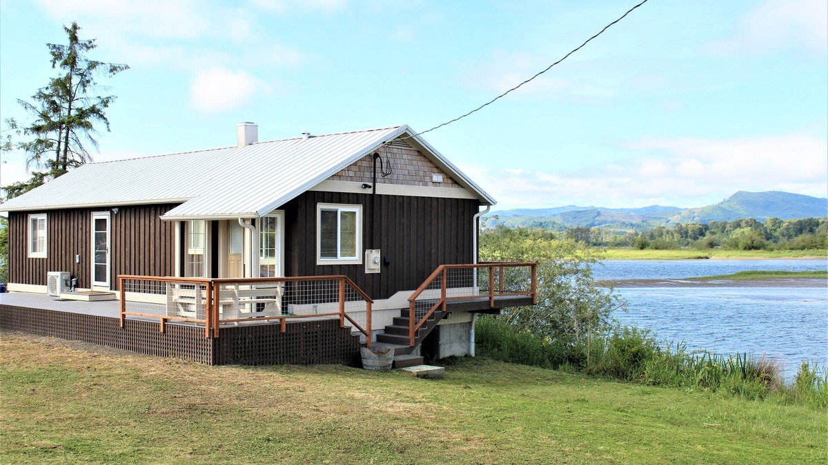 Cathlamet House | Dog Friendly Puget Island Home on the Columbia River. Winter Rates!