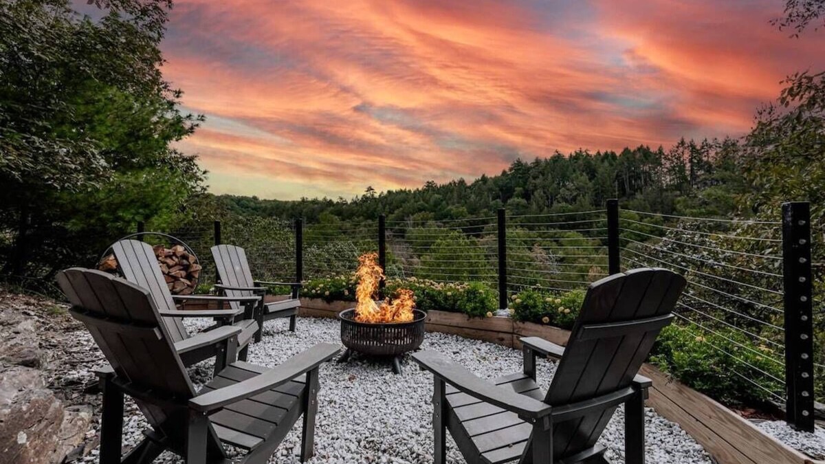 East Stroudsburg House | Dog Friendly Retreat with River and Mountain Views
