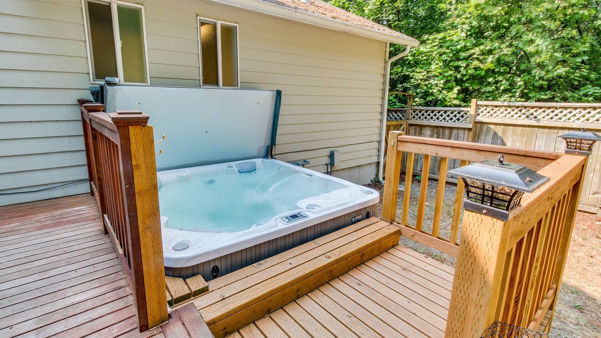 Vashon Island House | Dog-friendly retreat with private hot tub, firepit and fenced backyard