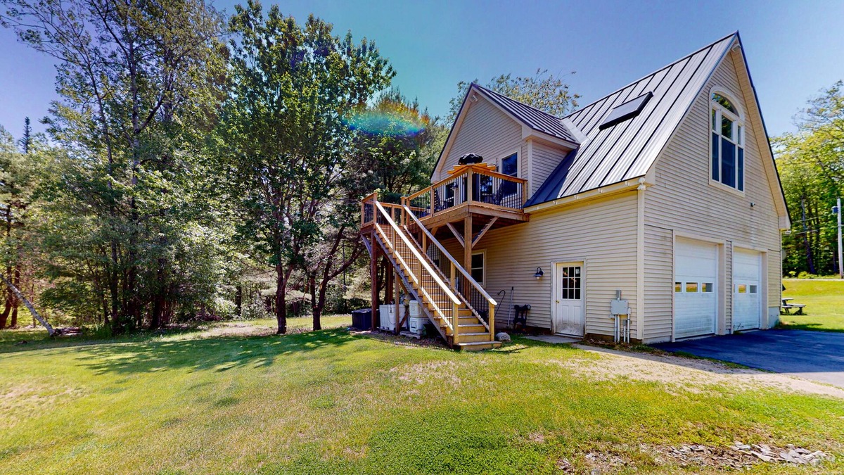 Edgecomb Apartment | Dog-friendly riverfront studio with pool table, grill, deck, kayaks, river views