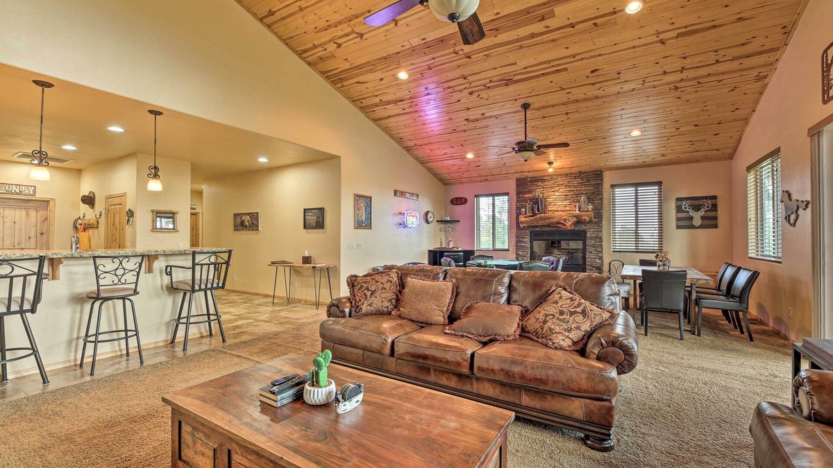 Sierra Pines Cottage | Dog-friendly Show Low Cabin w/Deck & Views!