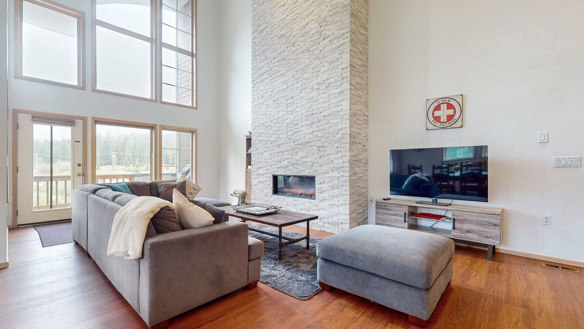Snoqualmie Pass House | Dog-friendly ski view house with deck and gas grill, dedicated workspace, & W/D
