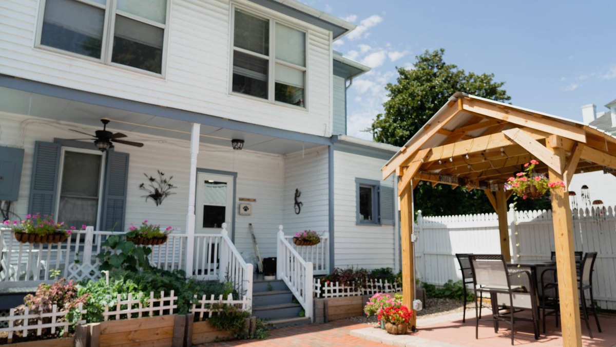 Woodstock House | Dog-friendly small-town charm near mountains and wineries with 4 bedrooms