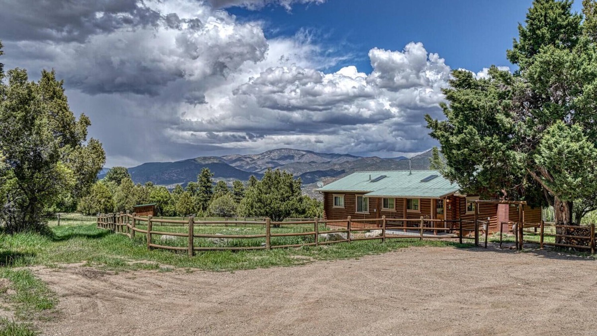 Howard Cabin | Dog Friendly- Star Mesa!