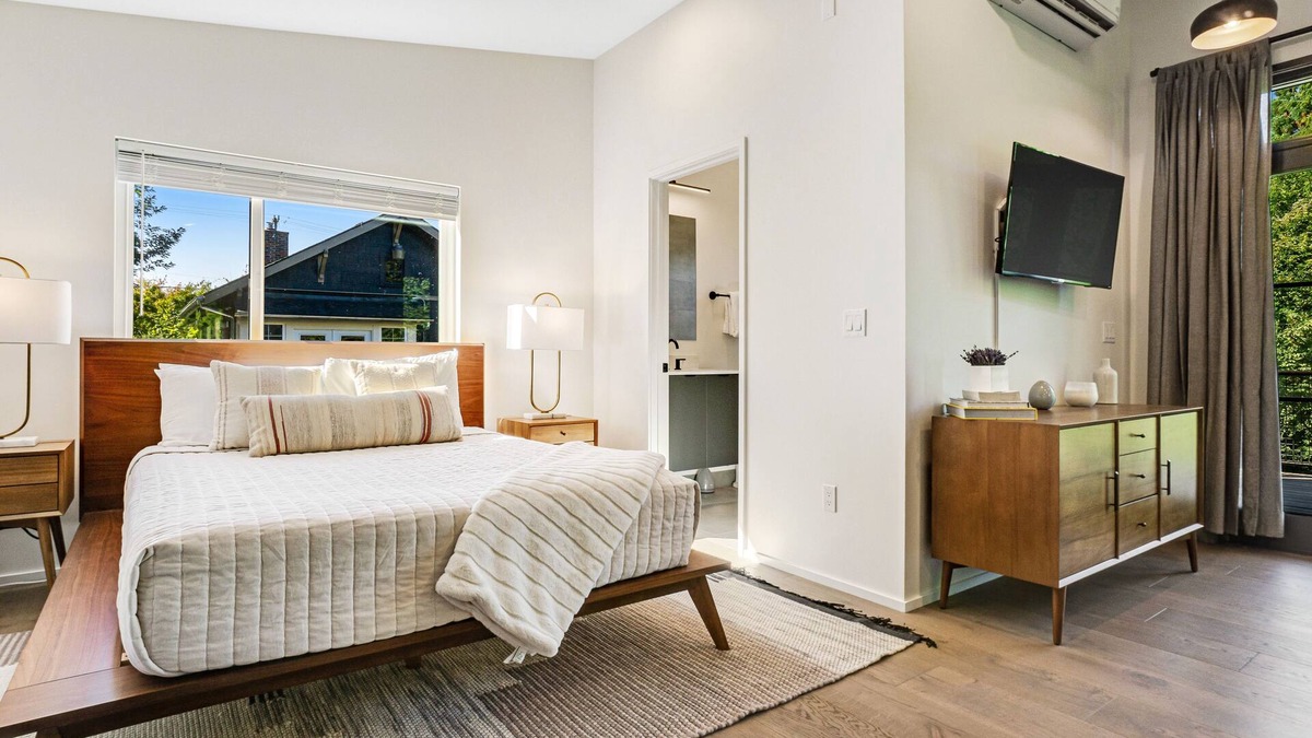 Seaview Apartment | Dog-Friendly Studio with Woodland Views, Central Location, and Gigabit WiFi