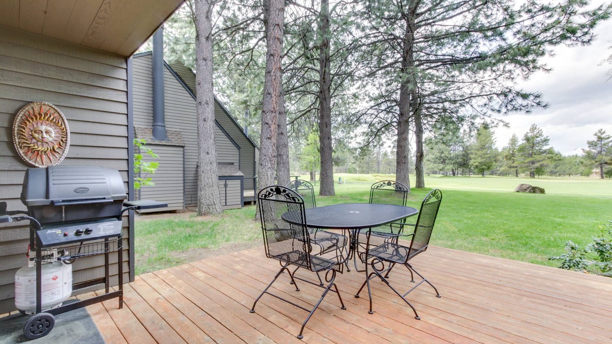 Overlook Park Condo | Dog-friendly Sunriver Condo with Great Location & View, SHARC Passes
