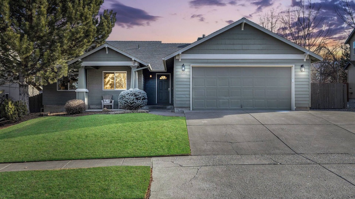 Southwest Bend House | Dog Friendly ~ SW Bend Home Close to Old Mill ~ Soaking Tub ~ Fireplace