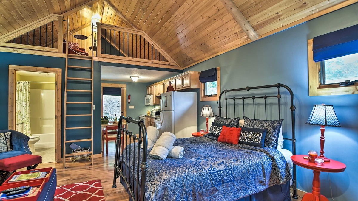 Weaverville Cabin | Dog-Friendly Weaverville Cabin Hot Tub & Fireplace