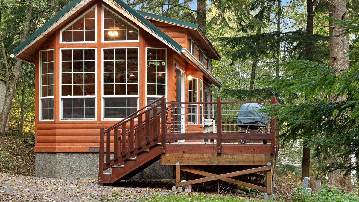 Olga Cabin | Dog-friendly wood cabin with full kitchen & free WiFi near the water