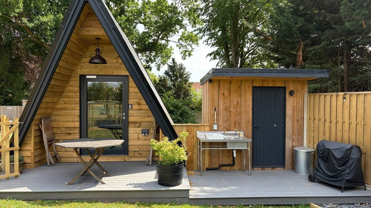 Toppesfield Cabin | Dog-Friendly Woodland Hideaway: A Quirky, Romantic Escape with Hot Tub
