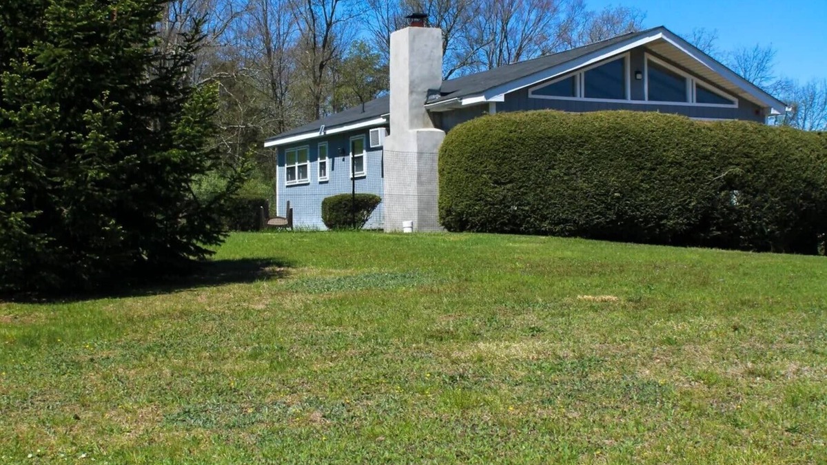 Saylorsburg Ski Chalet | Dog Lover's Chalet w/Fenced-In Yard 10 MI to Waterparks/Hiking/Outlets/Casino