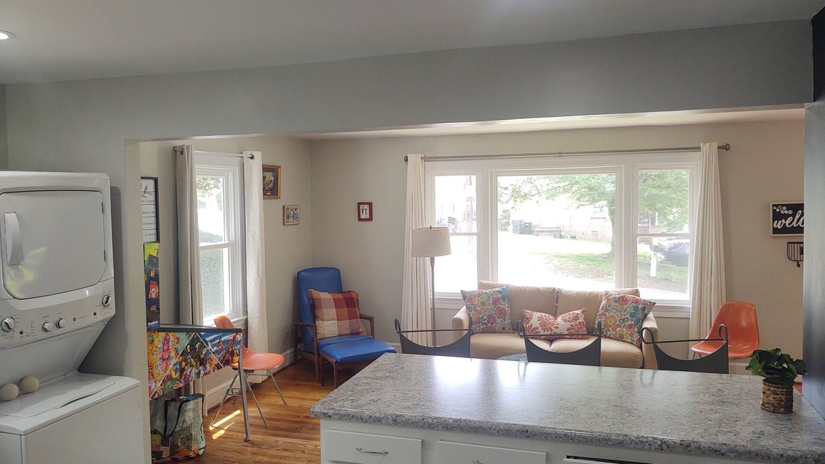Jefferson Park Avenue House | Doggone fun 3 bdr Home at UVA with a Free Breakfast!