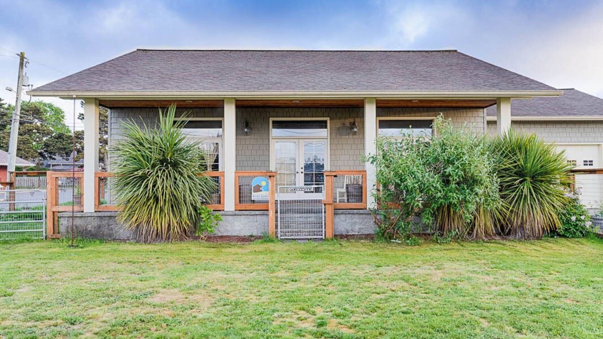 Long Beach House | Dogs friendly, In Town, Walk to Everything (BeachyK)