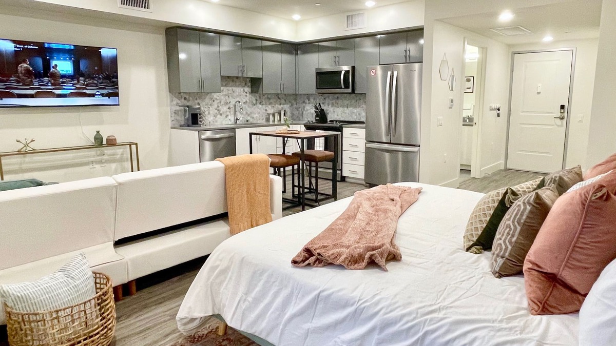 Walnut Creek Apartment | Dogs Stay Free Luxe Downtown Apt King Bed Garage Parking In-Unit W/D