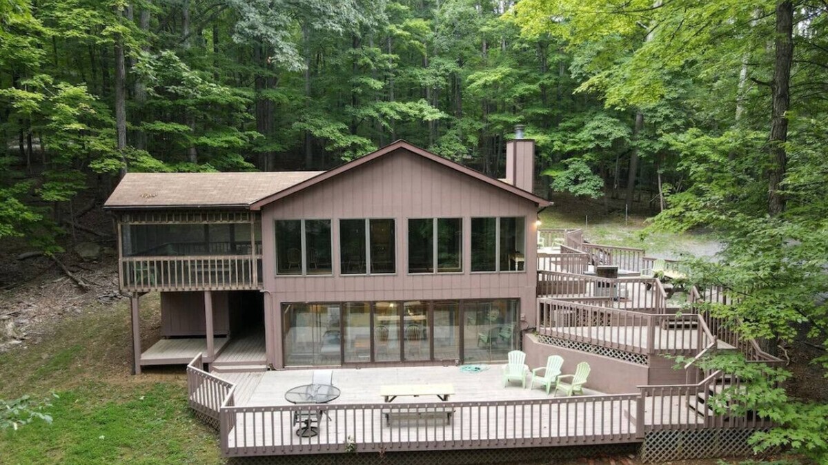Berkeley Springs House | Dogwood Knoll - wifi, pool access, fireplace, grill, hiking, king bed