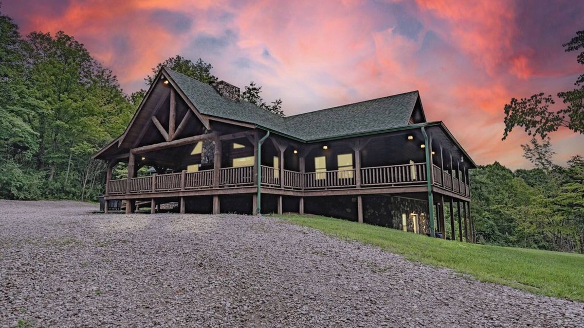Logan Cabin | Dogwood Manor Hocking Hills: Family Friendly 8 bedrooms. WALK to Old Mans Cave!