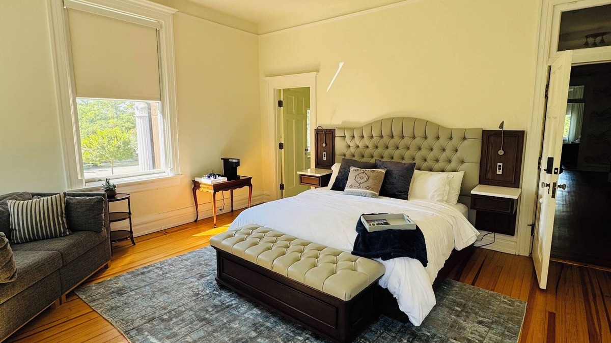 LaGrange Apartment | Dogwood Suite- Truitt Vanderbilt - King bed with bath and bistro